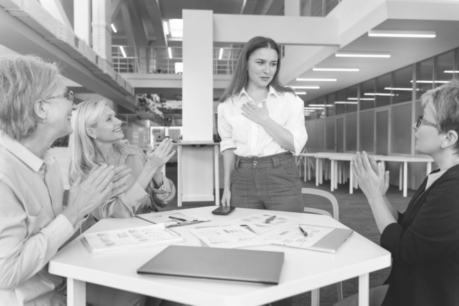 Séance de consultation en psychologie budgétaire dans un environnement professionnel et bienveillant